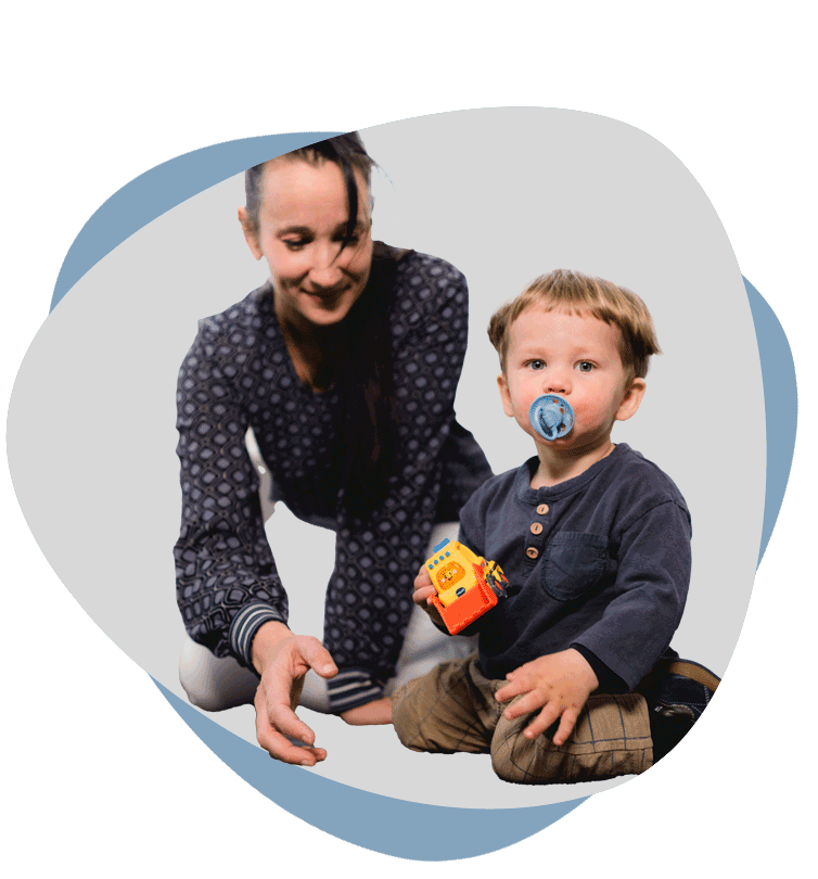 Heilpraktikerin Anja Kumm behandelt Kind mit sanften naturheilkundlichen Methoden in Pforzheim