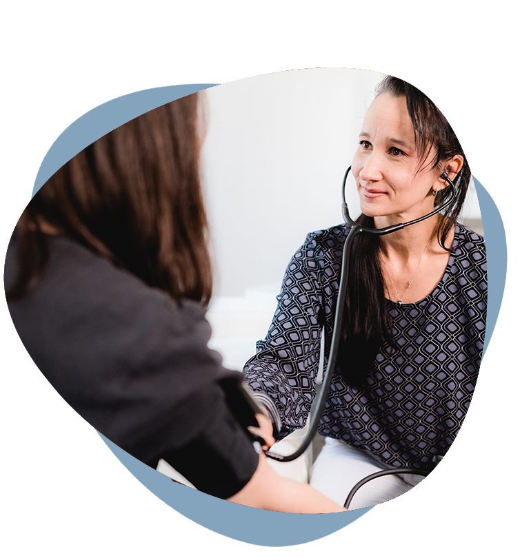 Heilpraktikerin für Erwachsene in Pforzheim bei ganzheitlicher Untersuchung einer Patientin in der Naturheilpraxis